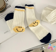 Görseli Galeri görüntüleyiciye yükleyin, Smile | Beyaz Çizgili Bilek | Korean Style Pamuk Çorap
